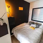 아파트 10th Floor Penthouse In The Heart Of *